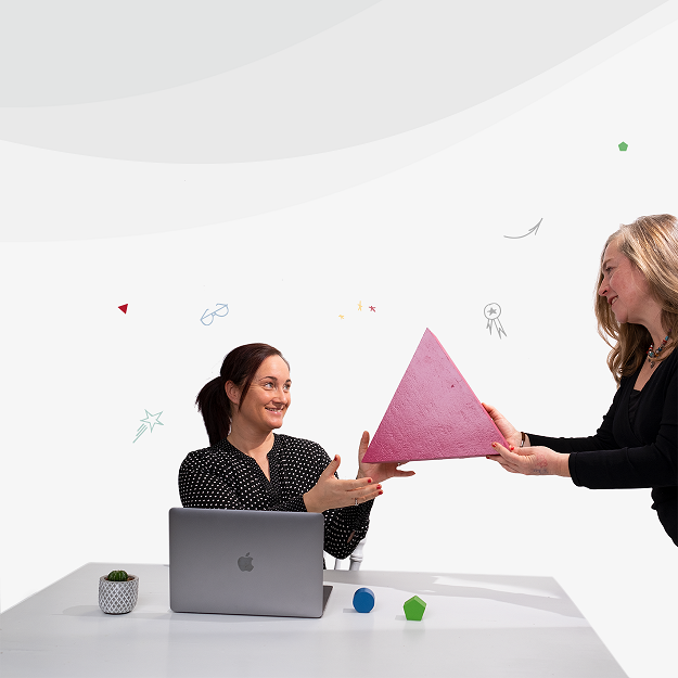 Zwei Frauen halten gemeinsam einen dreieckigen Baustein, der die Engagementstufen bei der Aufteilung des Eigenkapitals des Unternehmens anzeigt