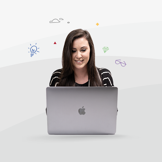 Bild på en glad kvinna som använder en MacBook
